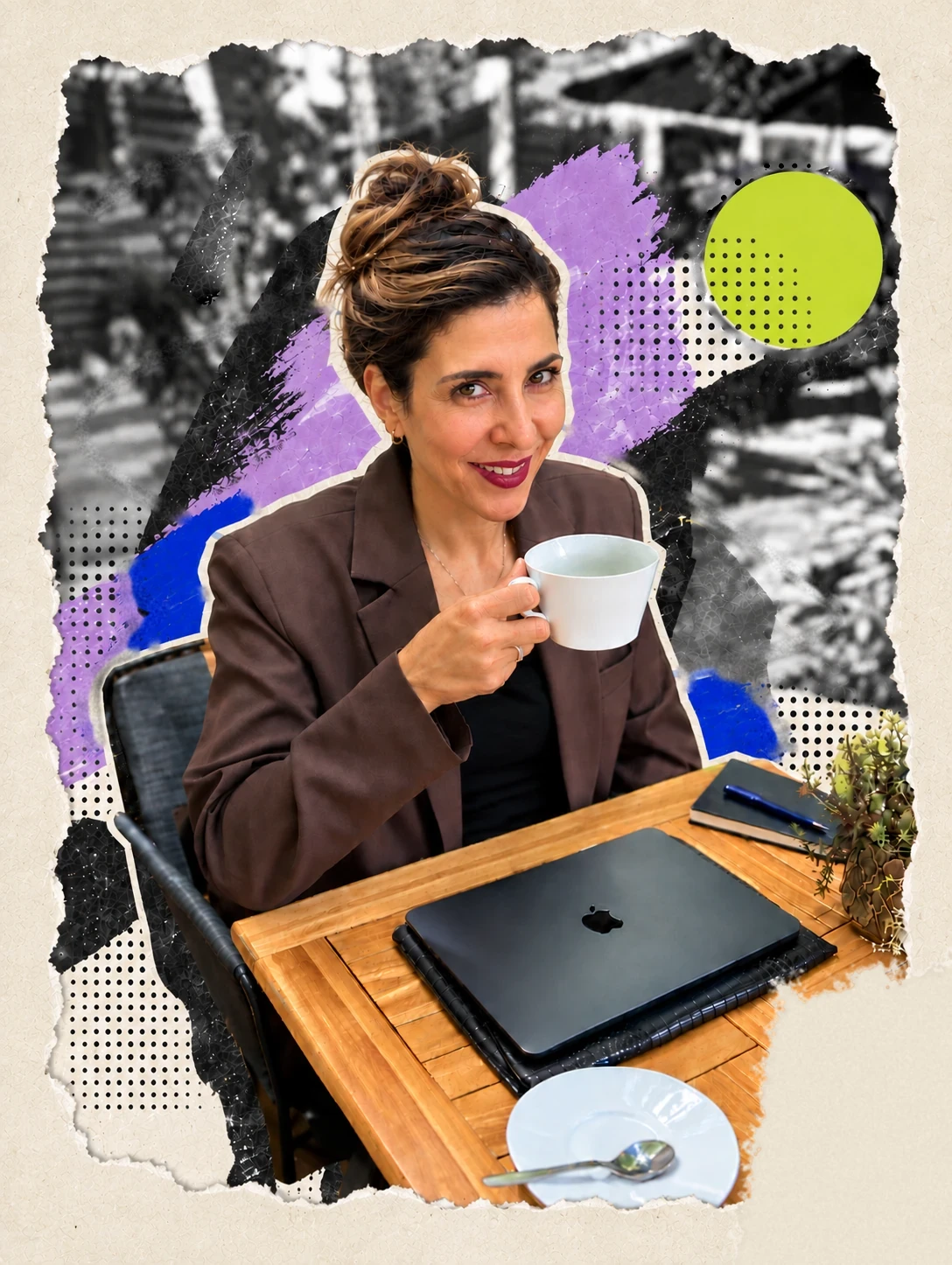 Sindy de Vries met een koffiekopje aan een tafel